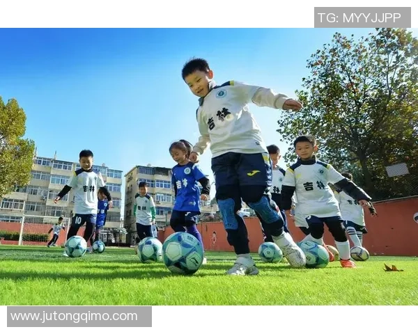 足球明星精彩瞬间拼图集锦，感受绿茵场上英雄们的光辉与激情